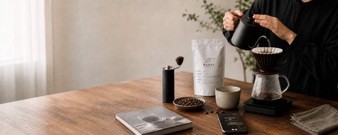 Beans.のコーヒー豆1袋、ドリッパー、教材を並べたBeans. Coffee Schoolのメインビジュアル