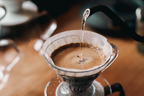 ドリッパーのコーヒー粉に、ケトルでゆっくりお湯を注ぐ様子