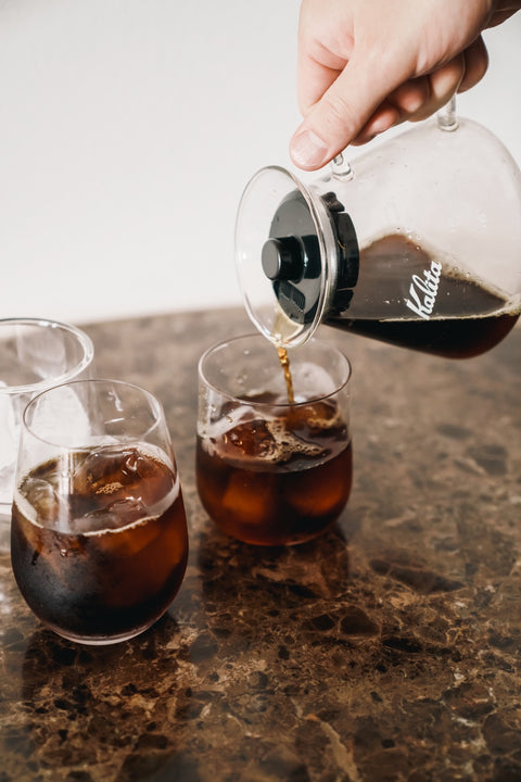淹れたコーヒーを氷の入ったグラスへ注ぐ様子